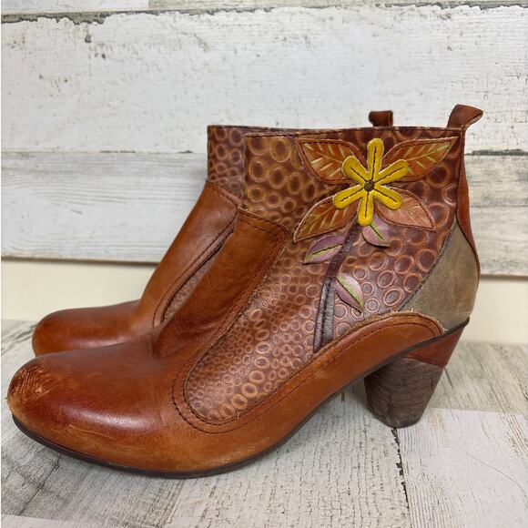 L'Artiste women 39 Dramatic Floral Appliqué leather Booties brown boho floral - Picture 1 of 7